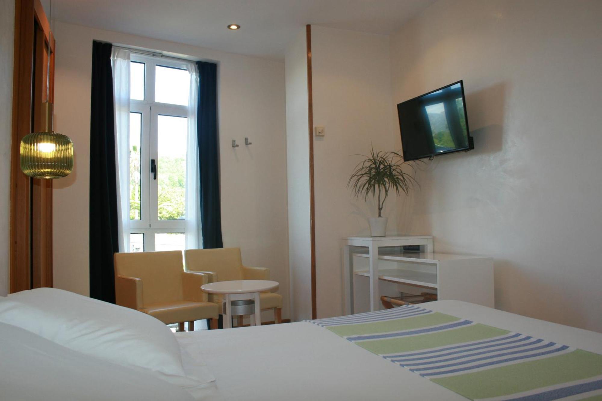 Hotel Nochendi Onís Екстериор снимка