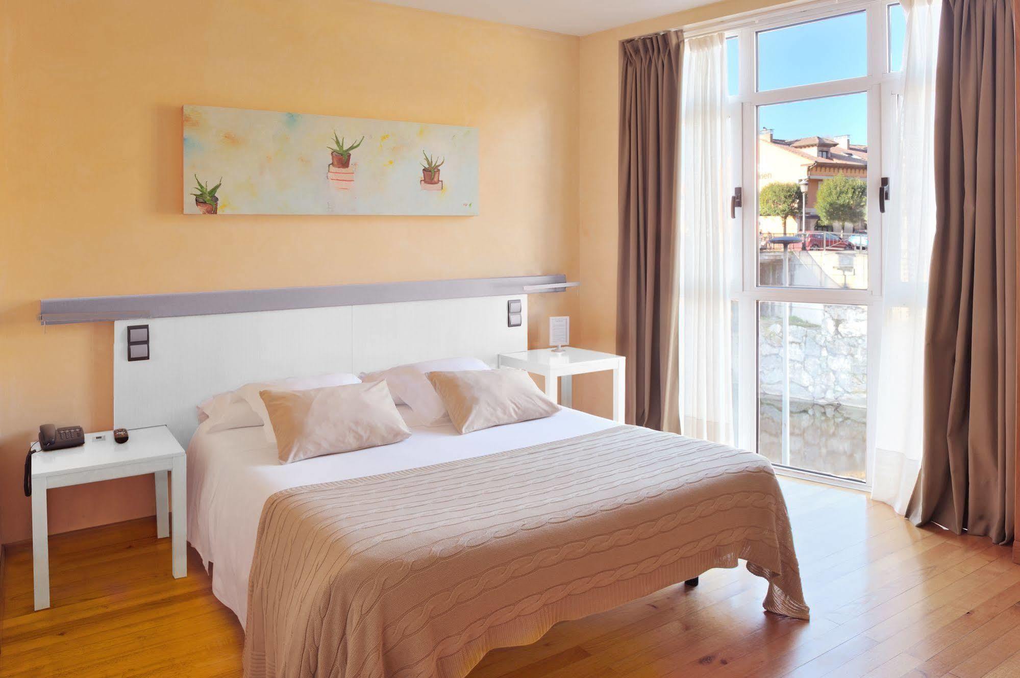 Hotel Nochendi Onís Екстериор снимка