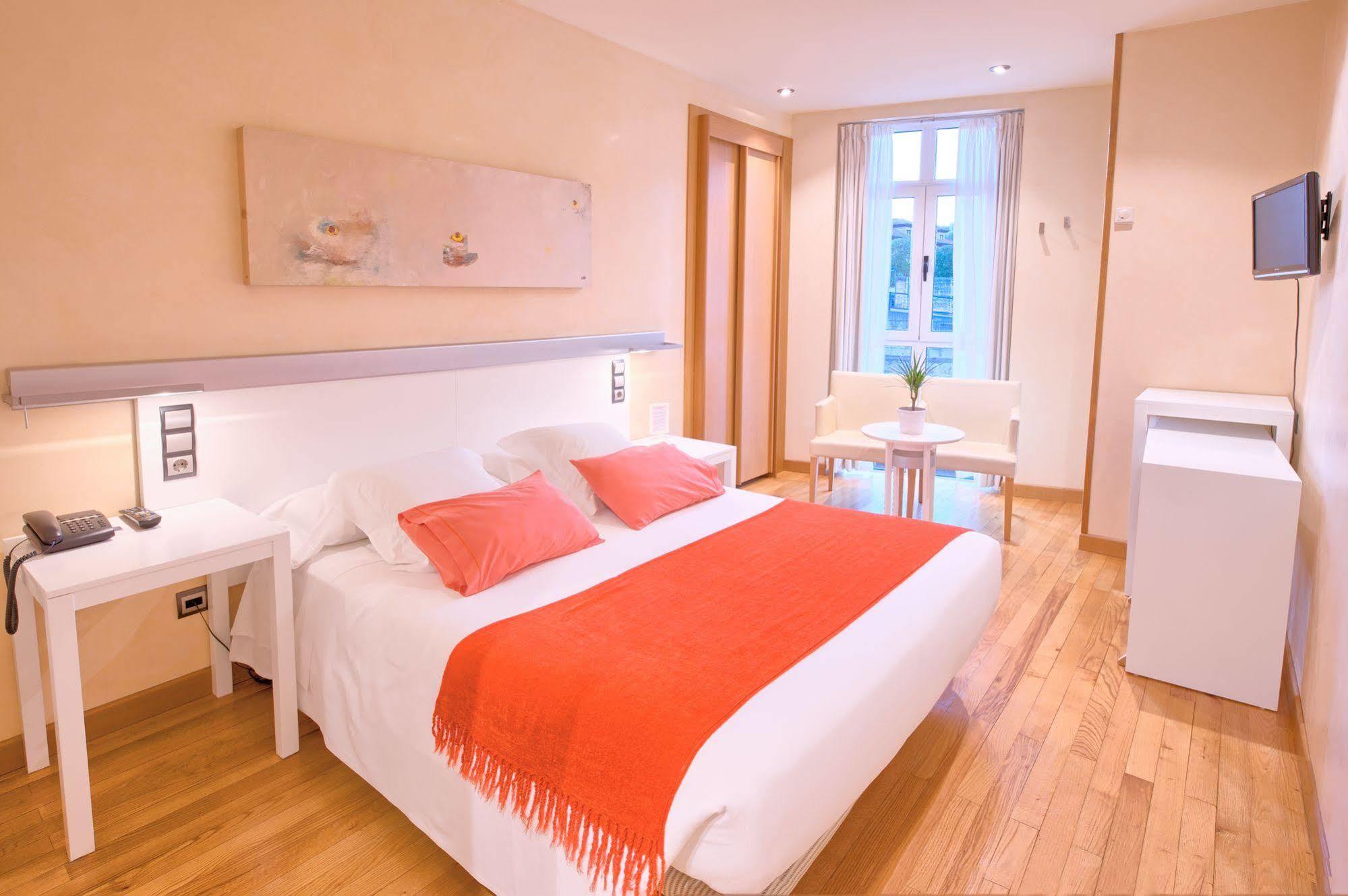 Hotel Nochendi Onís Екстериор снимка